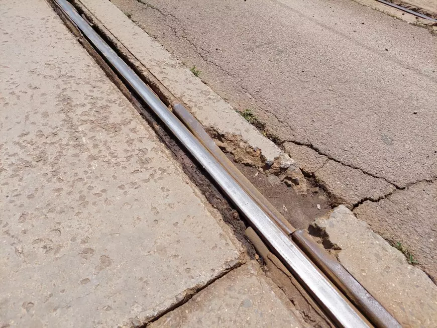 Șină de tramvai pe linia tramvaiului 36, în zona Faur