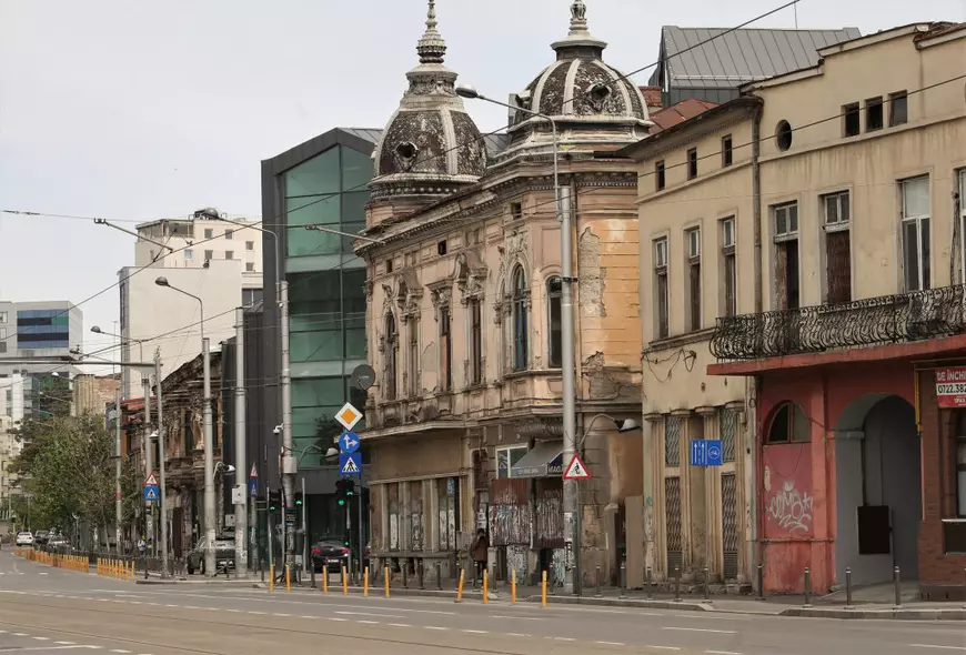 „Războiul șobolanilor” pe străzile din București. Nicio deratizare de șase luni. Ce promite Nicușor Dan