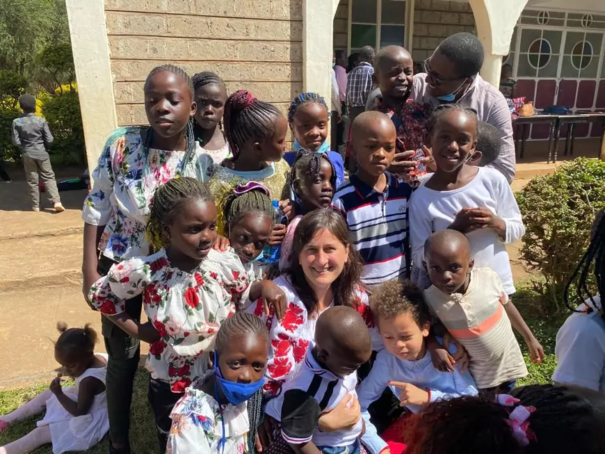 Povestea româncei care ajută copiii din Kenya. Cum Veronica a devenit Mwende