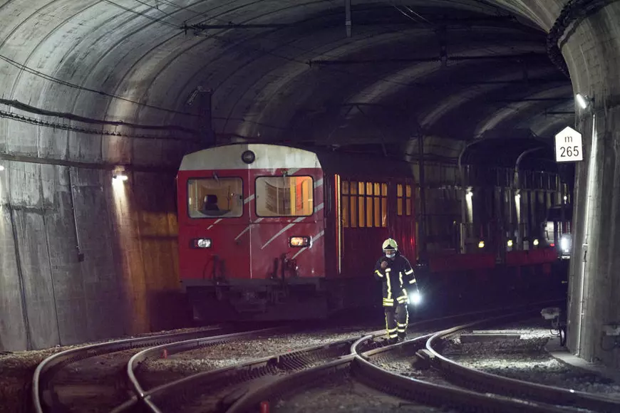 Clipe de groază pentru pasagerii unui tren care a rămas blocat în tunelul Gotthard din Elveția