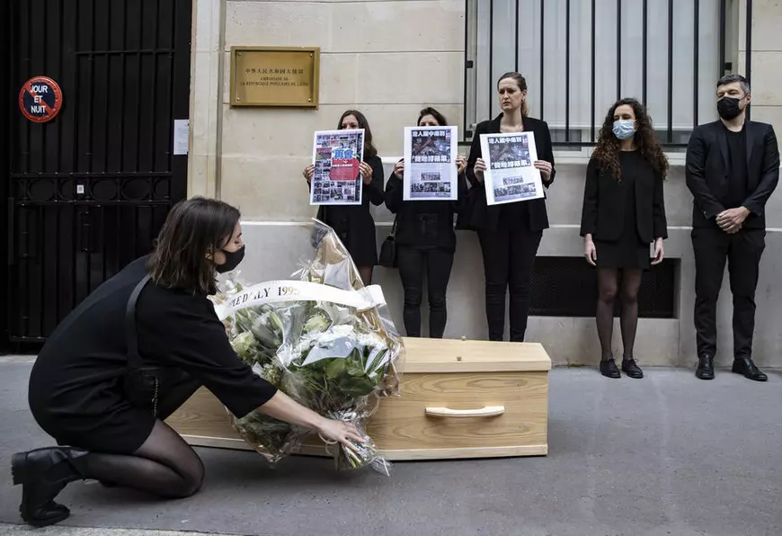 Redactorul-șef al publicației pro-democrație Apple Daily a fost arestat pe aeroportul din Hong Kong