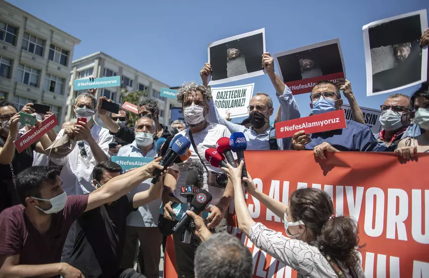 Zeci de jurnaliști au protestat în Turcia, după arestarea violentă a unui fotograf AFP