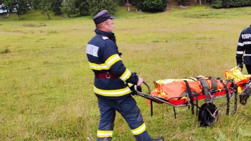 Un bărbat a murit lovit de trăsnet, la o stână din Neamț. Echipele de salvare au ajuns pe jos la locul tragediei