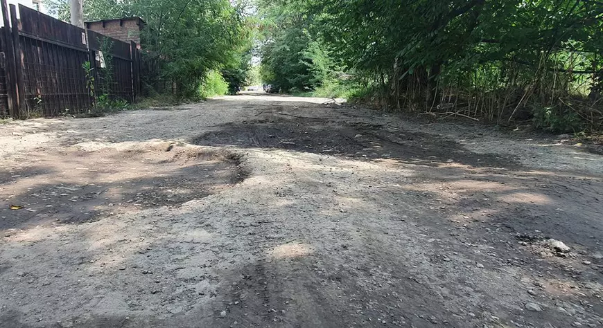 Off-road pe una dintre cele mai proaste străzi din București: de ce Oprescu, Firea și Nicușor Dan n-au reușit să o asfalteze