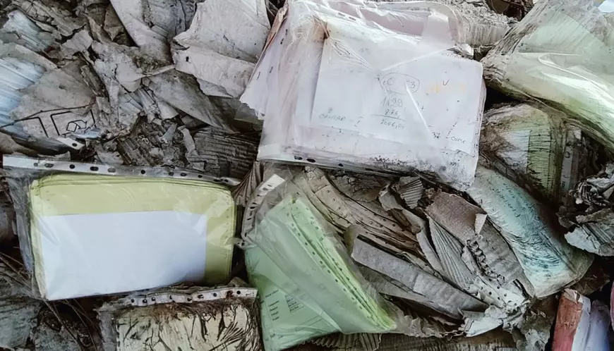 N-avem autostradă, avem acte de 1,4 miliarde de euro pe câmp! O parte din arhiva de documente Bechtel e aruncată în containere, lângă Timișoara