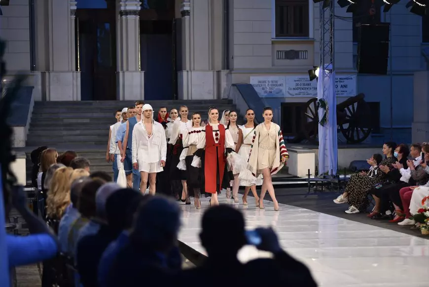 În ciuda acuzațiilor de abuz sexual anchetate de DIICOT, Kasta Morrely a defilat cu girul Primăriei Iași, al UE și al Armatei