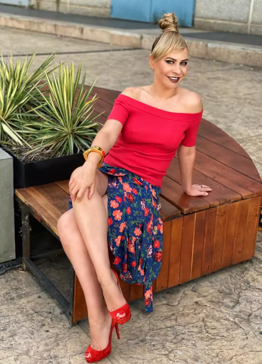 Primul job pe care l-a avut Adina Buzatu. „Imaginează-ți, taică-miu - o funcție importantă, maică-mea -  director de liceu”