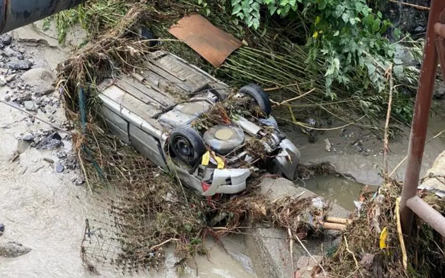 DN1 blocat total la Bușteni, timp de două ore, din cauza unei viituri. Mașină luată de ape în Sinaia