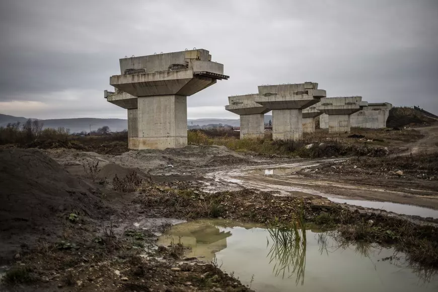 N-avem autostradă, avem acte de 1,4 miliarde de euro pe câmp! O parte din arhiva de documente Bechtel e aruncată în containere, lângă Timișoara