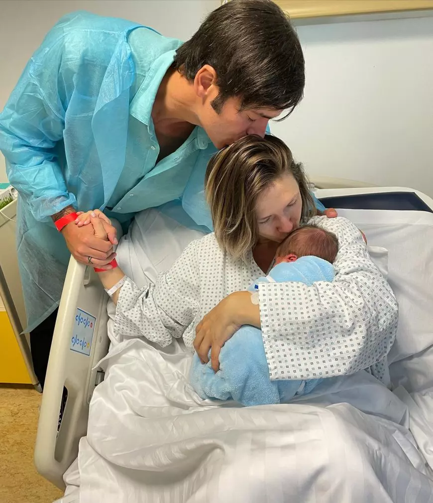 Adela Popescu a născut al treilea copil. Primele declarații din spital: „Băiețelul nostru face mai mult ca zece fetițe”