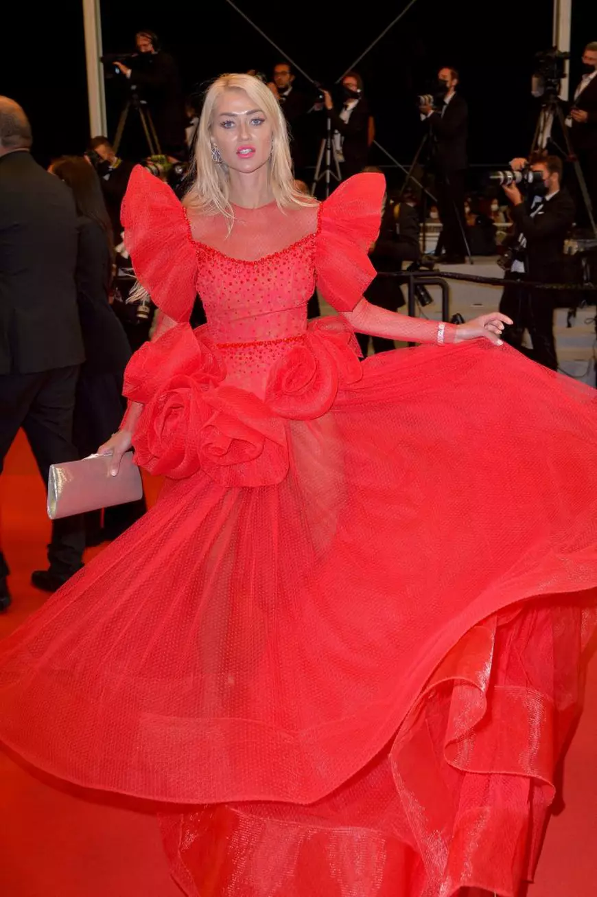 Rochia i-a jucat feste, iar sânii i-au ieșit pe afară. Gafa unei jurnaliste la Cannes 2021