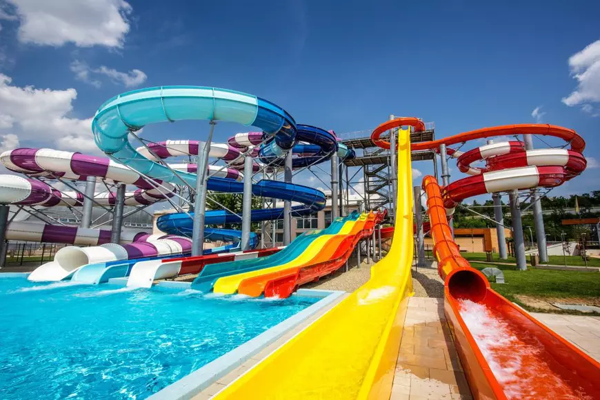 Ștranduri și aquapark-uri în București, Brașov, Craiova sau Oradea. Ghid complet, dotări și tarife