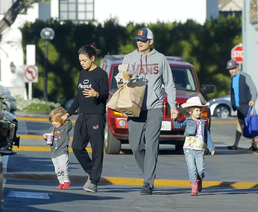 Ashton Kutcher și Mila Kunis nu-și spală copiii zilnic. „Dacă vedeți murdăria pe ei, spălați-i. Altfel, nu are rost”