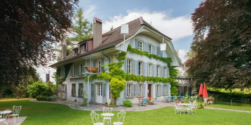 Cada care se plimbă pe șine în cameră și iese pe balcon, extravaganța oferită de un hotel din Elveția