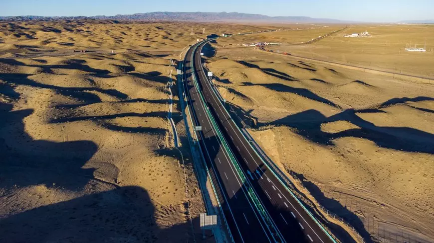 Imagini cu cea mai lungă autostradă din lume care traversează un deșert. Cât a durat construcția