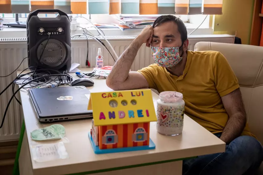 Lecția predată de un fost actor devenit învățător într-o comună din Ilfov: română, mate și generozitate. 28 de elevi, în ajutorul unui copil fără casă