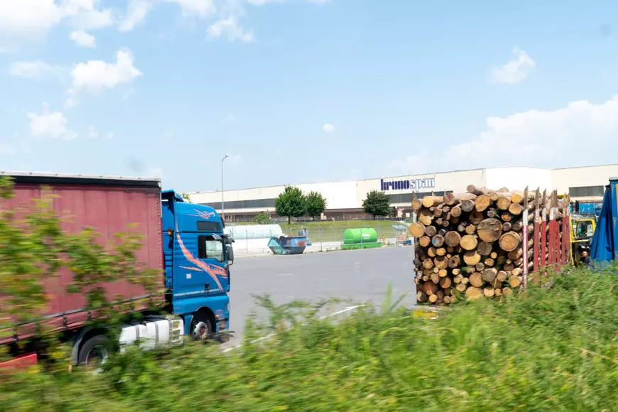 Cazul Kronospan. Cum protejează Ministerul Mediului cetățenii români de poluarea produsă de marii jucători din industria lemnului