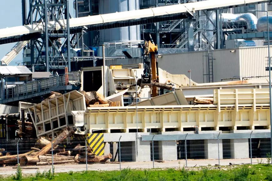 Cazul Kronospan. Cum protejează Ministerul Mediului cetățenii români de poluarea produsă de marii jucători din industria lemnului