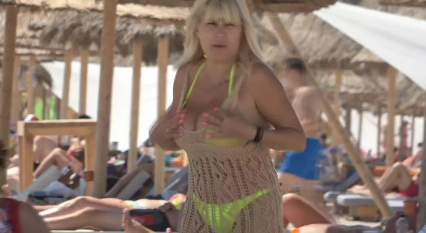 Elena Udrea, în costum de baie la 48 de ani. Cum a fost fotografiată pe litoralul românesc