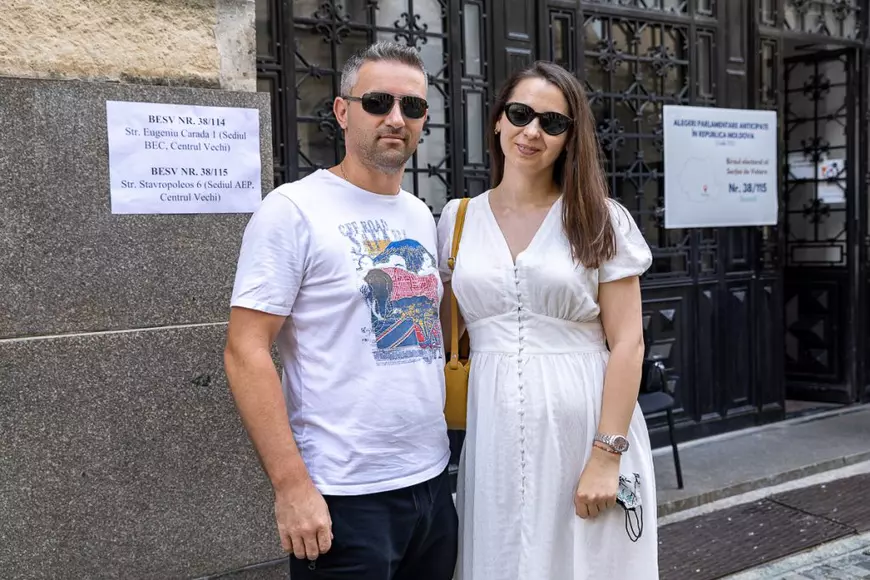 Speranțele și temerile cetățenilor din diaspora Republicii Moldova, care au votat la București. „Să dispară toată vama de la Prut”