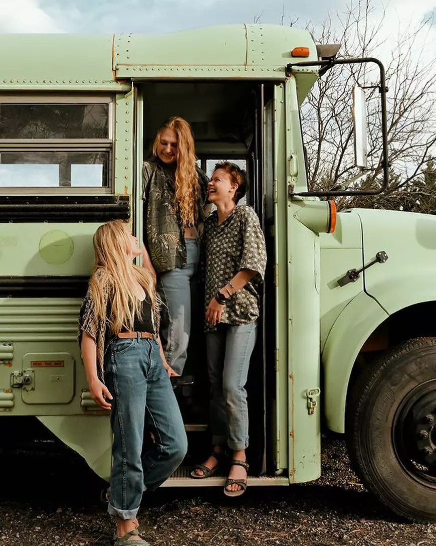 Povestea a trei tinere înșelate de același bărbat, în același timp. L-au părăsit și au plecat împreună într-o călătorie prin SUA