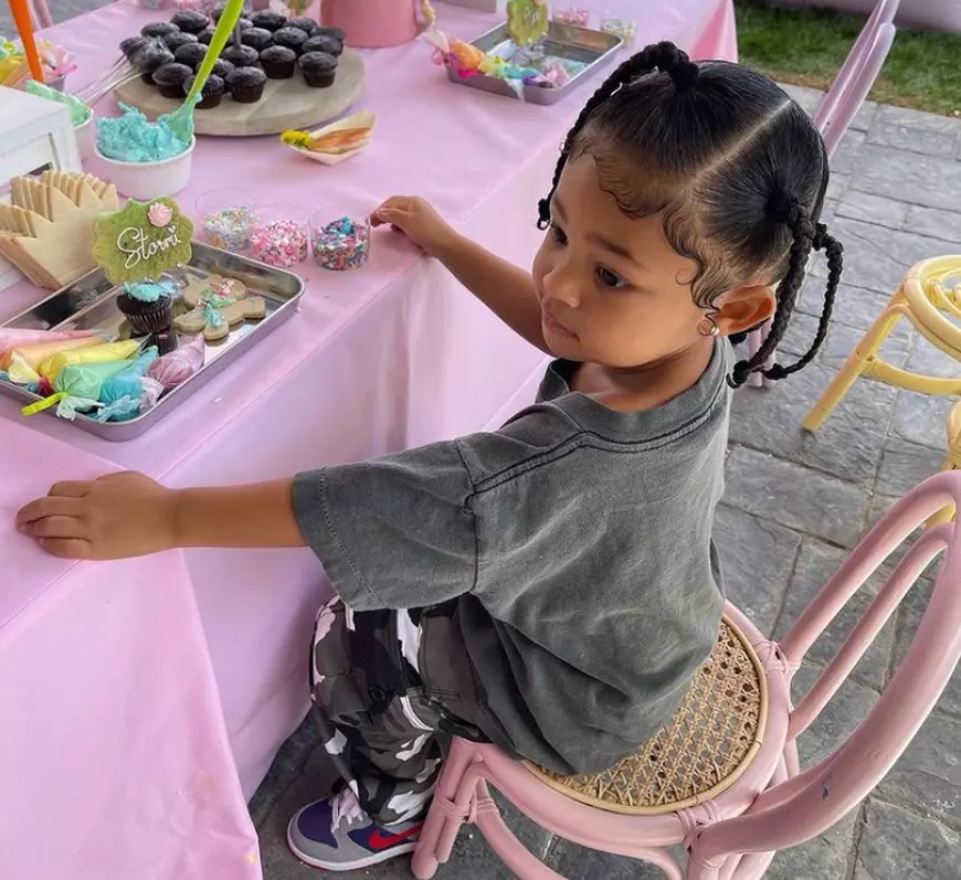 Fiica în vârstă de 3 ani a lui Kylie Jenner merge la birou și în curând va avea propriul brand