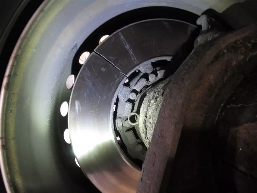 Șofer român de TIR cu bordul care „strălucea ca un pom de Crăciun”, lăsat fără camion de polițiștii germani