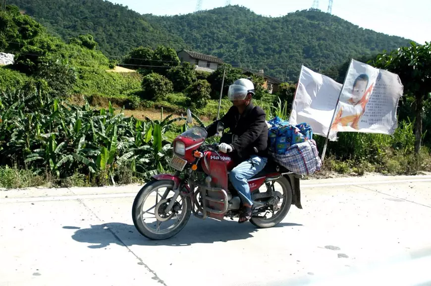 Un tată și-a căutat 24 de ani fiul răpit și l-a găsit după ce a mers cu motocicleta peste jumătate de milion de kilometri