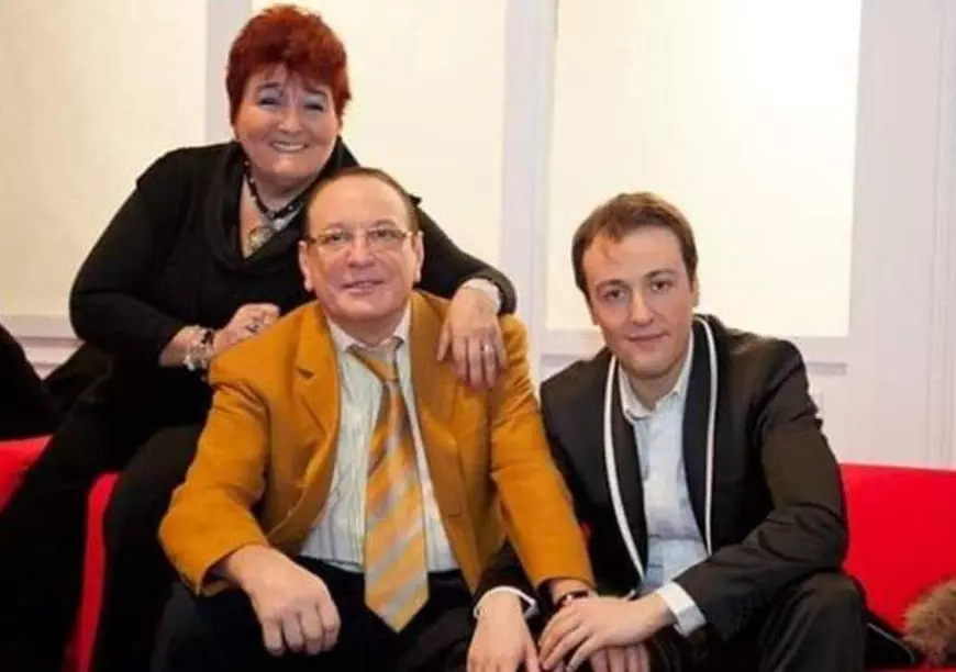 Călin alături de tatăl și mama lui