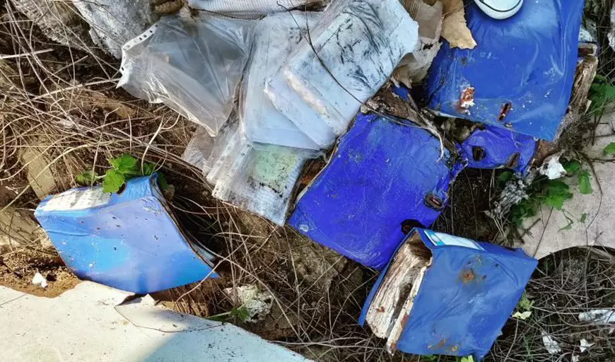 Documentele autostrăzii Bechtel aruncate pe câmp, ridicate de polițiști și angajați CNAIR, la o zi după ce Libertatea a scris despre cum au fost abandonate