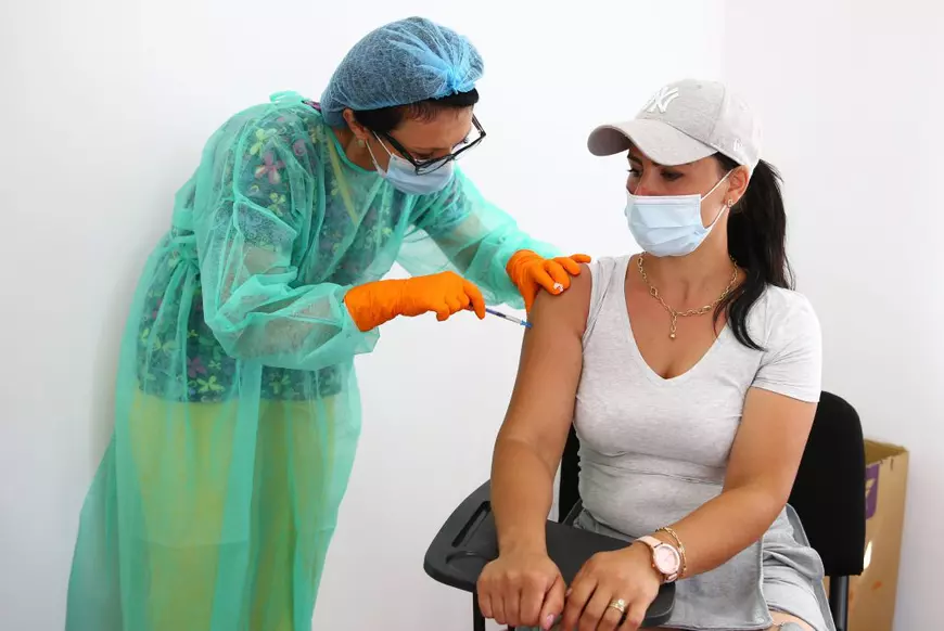 REPORTAJ. Coada de la „textile” pentru vaccin. Cum a primit comuna natală a Elenei Ceaușescu comisarul european pentru Sănătate