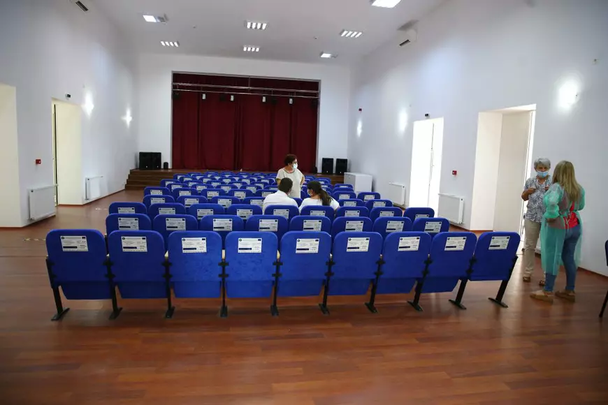 REPORTAJ. Coada de la „textile” pentru vaccin. Cum a primit comuna natală a Elenei Ceaușescu comisarul european pentru Sănătate