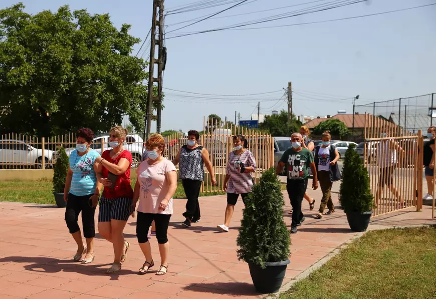 REPORTAJ. Coada de la „textile” pentru vaccin. Cum a primit comuna natală a Elenei Ceaușescu comisarul european pentru Sănătate