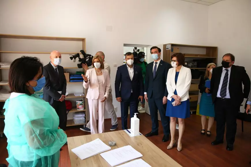 REPORTAJ. Coada de la „textile” pentru vaccin. Cum a primit comuna natală a Elenei Ceaușescu comisarul european pentru Sănătate