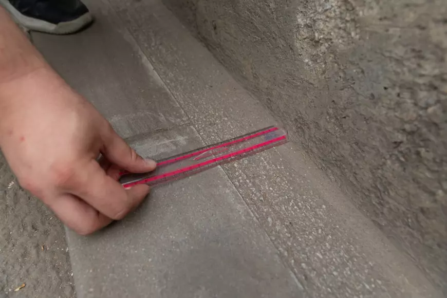 În Popești-Leordeni măsori trotuarul cu rigla: 5 centimetri, plus 15 cm de bordură. „Bătaie de joc”