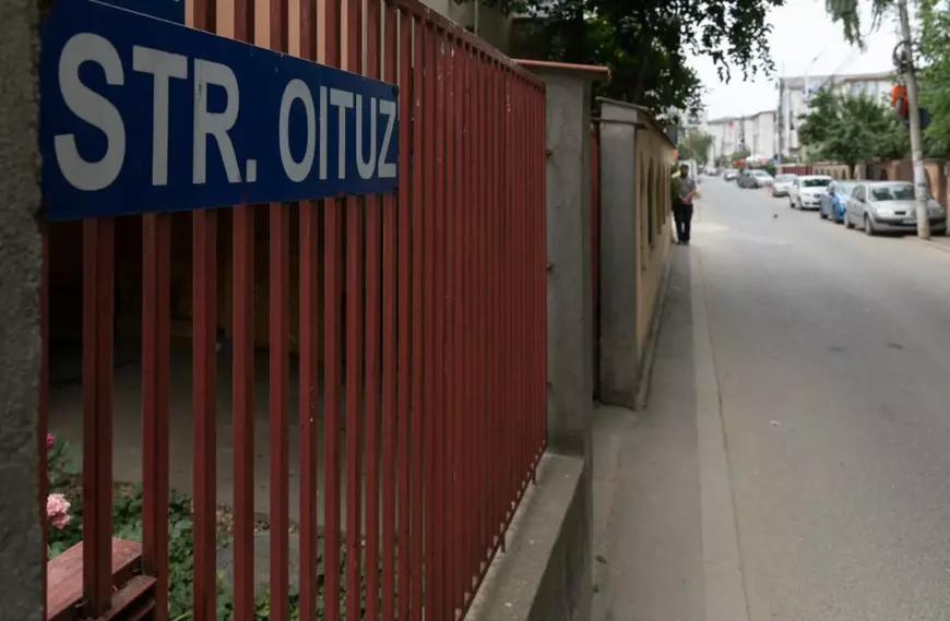 În Popești-Leordeni măsori trotuarul cu rigla: 5 centimetri, plus 15 cm de bordură. „Bătaie de joc”