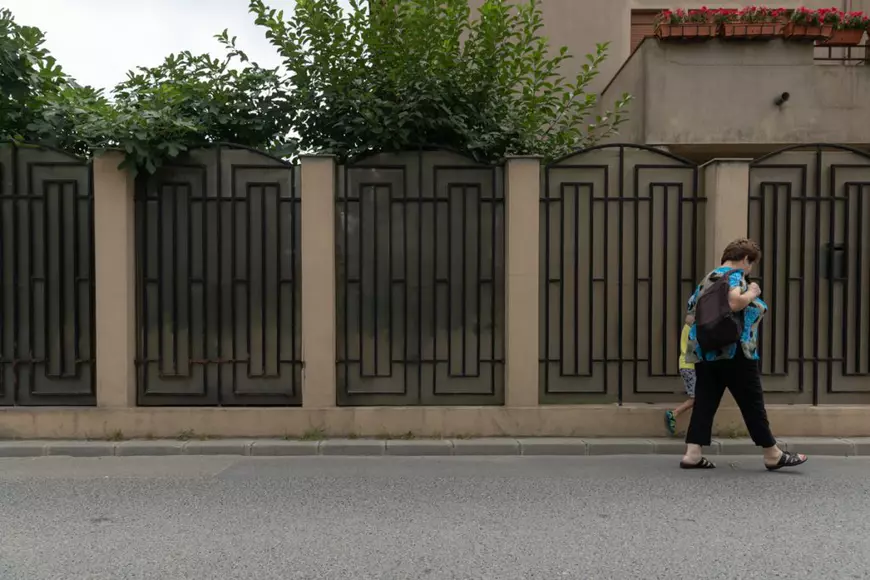 În Popești-Leordeni măsori trotuarul cu rigla: 5 centimetri, plus 15 cm de bordură. „Bătaie de joc”