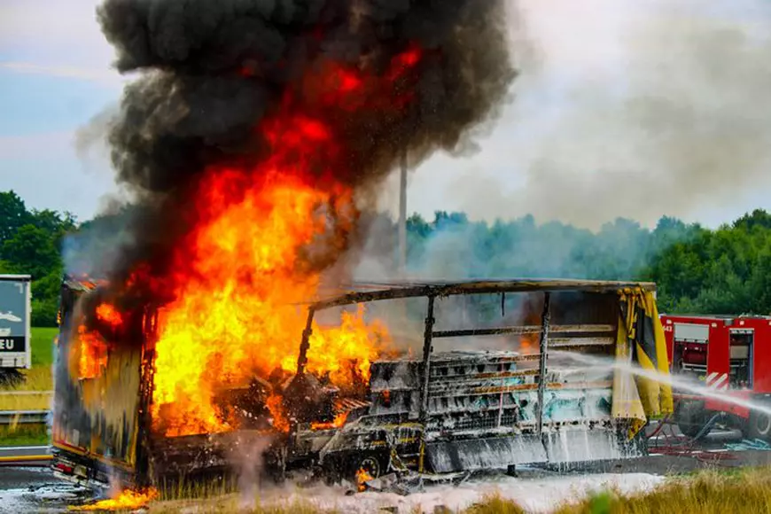 152 de șoferi, amenzi de aproape 40.000 de euro, au filmat un camion în flăcări, pe o autostradă din Olanda