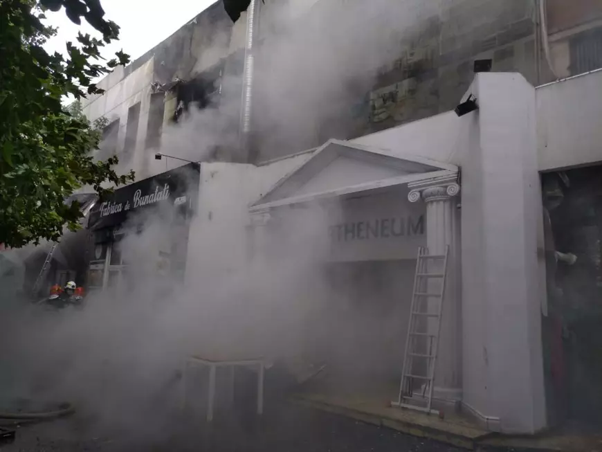 Incendiul din Piața Delfinului din București, stins după 3 ore. Un restaurant și mai multe magazine au fost afectate
