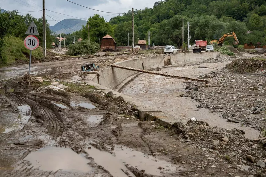 Inundațiile dincolo de breaking news. „Am văzut pe GPS cum mașina mi-a ajuns în râu”