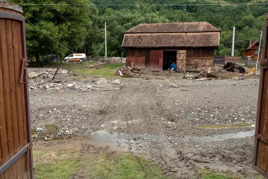 Inundațiile dincolo de breaking news. „Am văzut pe GPS cum mașina mi-a ajuns în râu”