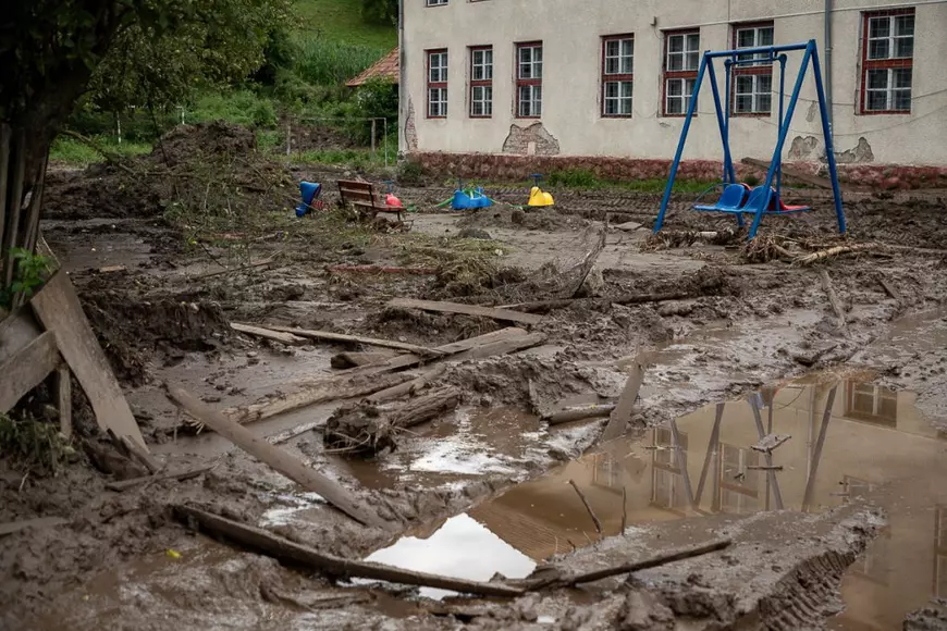 Inundațiile dincolo de breaking news. „Am văzut pe GPS cum mașina mi-a ajuns în râu”