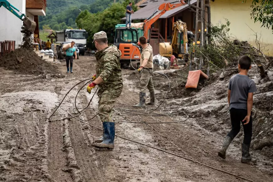 Inundațiile dincolo de breaking news. „Am văzut pe GPS cum mașina mi-a ajuns în râu”