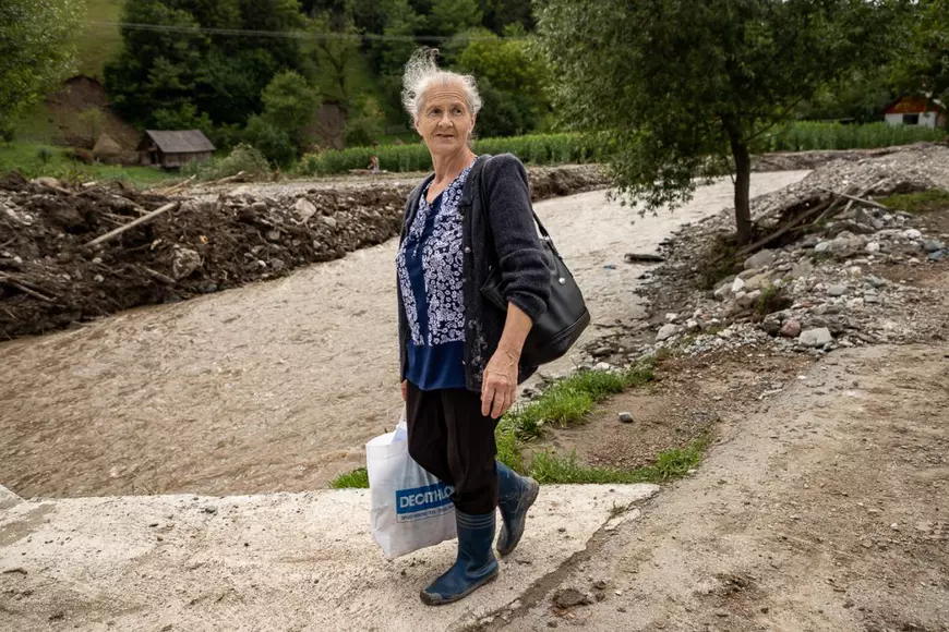 Inundațiile dincolo de breaking news. „Am văzut pe GPS cum mașina mi-a ajuns în râu”