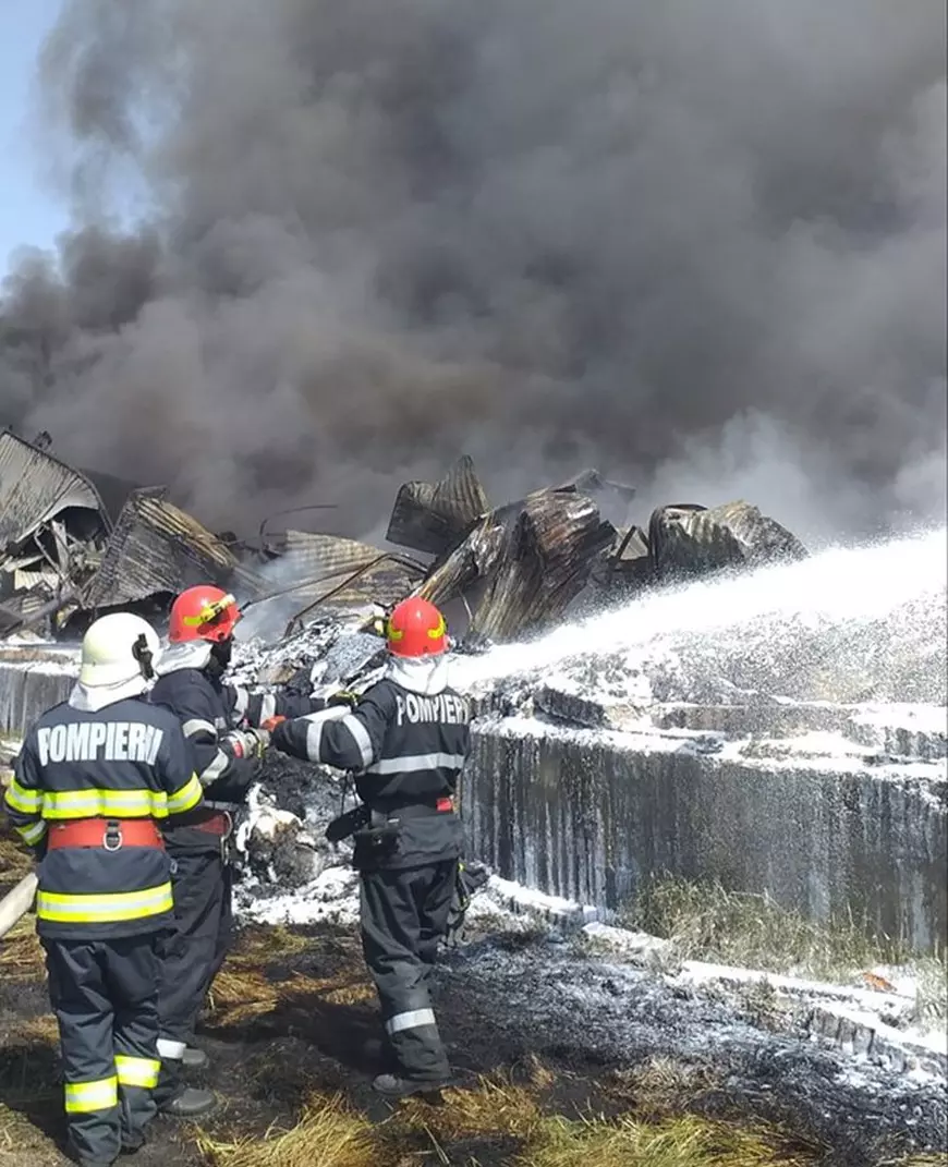 Filmul intervenției la incendiul de la Salonta, unde pompierii s-au luptat cu flăcările aproape 10 ore