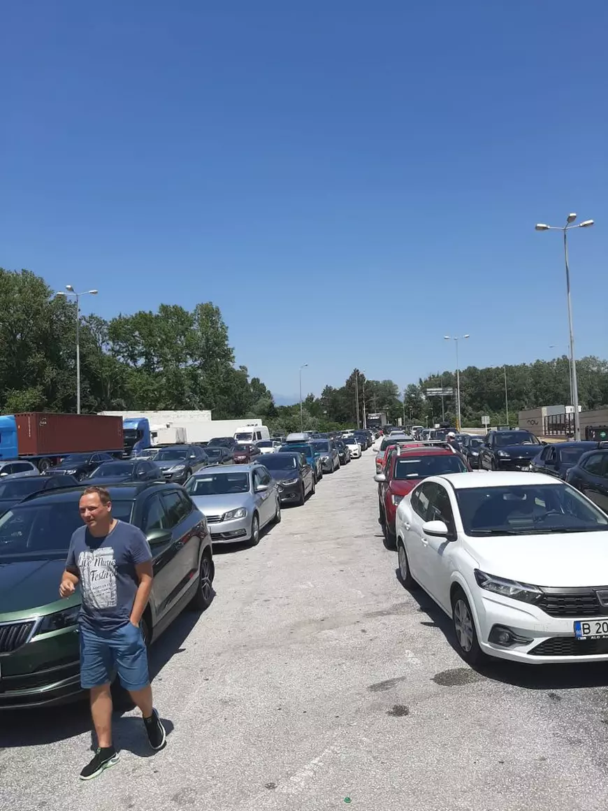 Cozi la ieșirea din Grecia. Mulți români și-au scurtat vacanța pentru a evita carantina