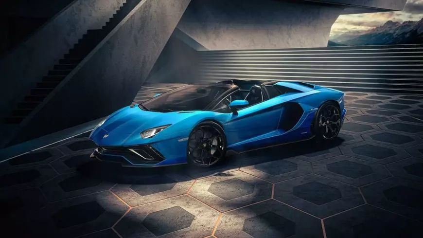 Lamborghini și Lotus au prezentat ultimele lor mașini care vor funcționa exclusiv pe benzină