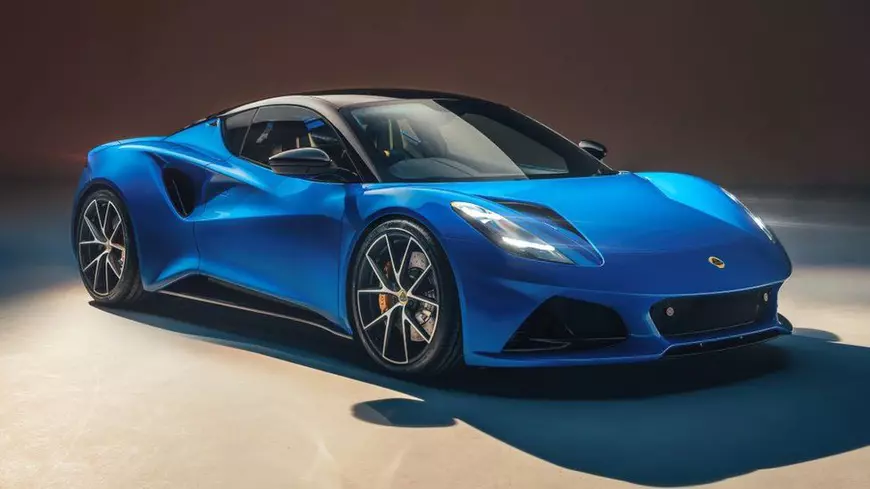Lamborghini și Lotus au prezentat ultimele lor mașini care vor funcționa exclusiv pe benzină