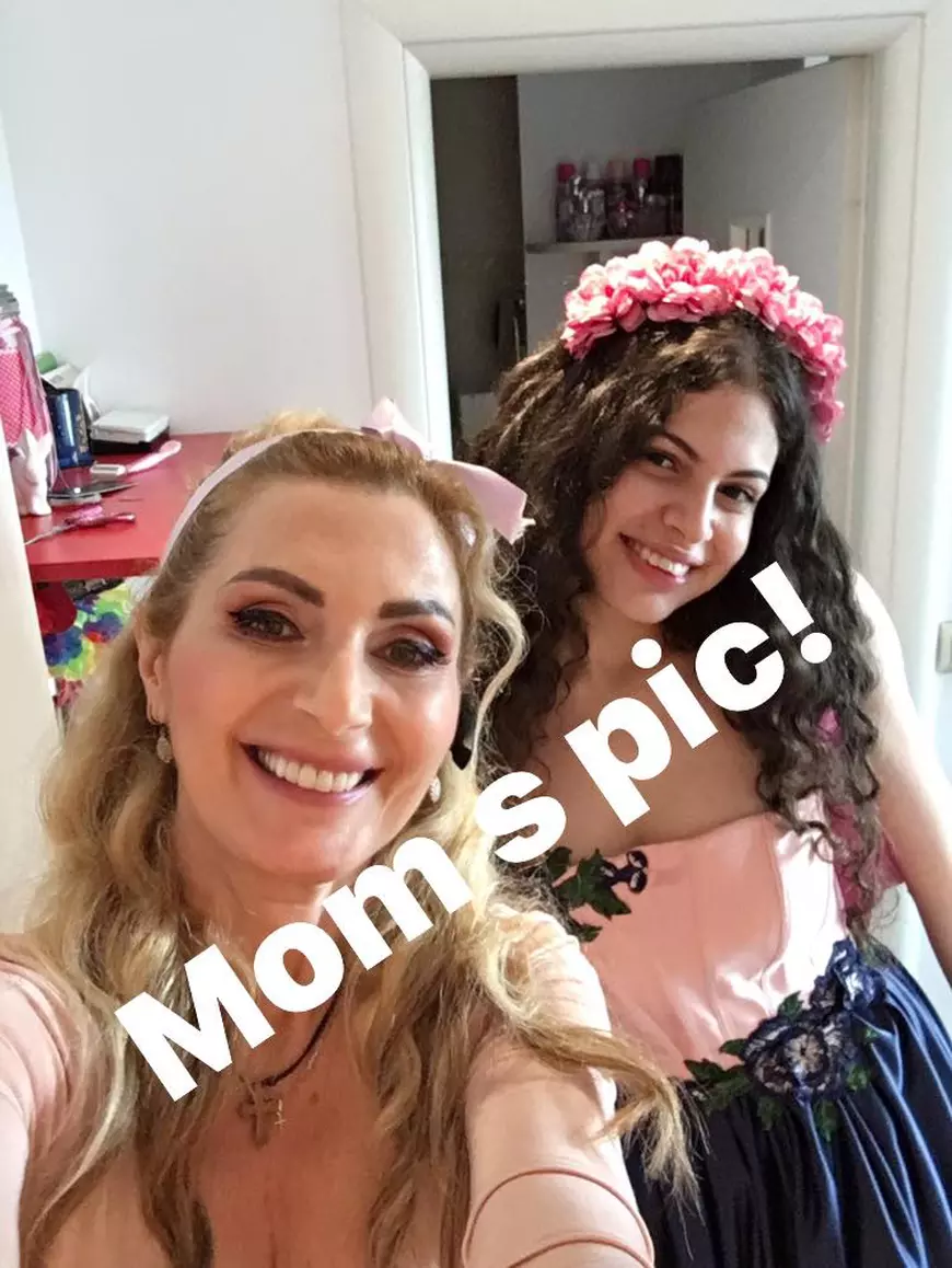 Fata cea mare a lui Cabral a strălucit la Balul de sfârșit de clasa a XII-a. Cum a surprins-o mama ei