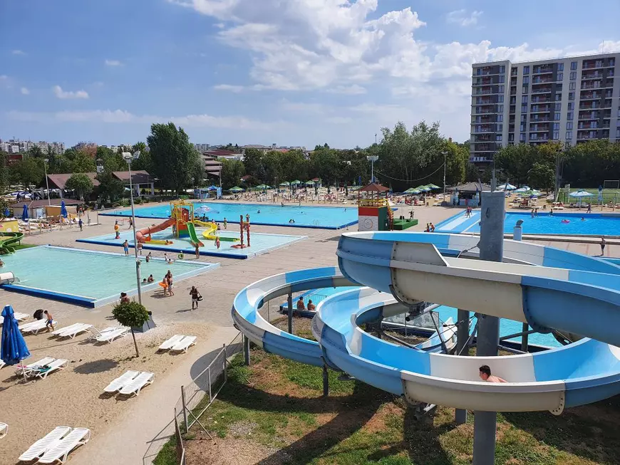 Ștranduri și aquapark-uri în București, Brașov, Craiova sau Oradea. Ghid complet, dotări și tarife